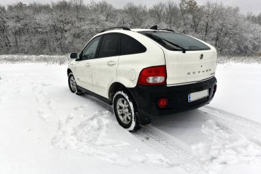 Off-road aracı - bir araba ile ön ve arka tekerlekler önde gelen yüksek yerden yükseklik nedeniyle yüksek off-road geçerek. Kış yürüyüş Tula Ukrayna karda.