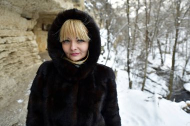 Güzel genç kadın Dünya çapında bir yolculuğa.