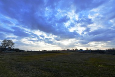 Kırsal manzaralar, ilkbaharın başlarında. Korolevka köyü, Ukrayna'nın Novomoskovsk ilçesi.