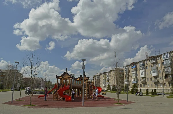 春の都市の風景 ノボモスコフスクウクライナの都市 — ストック写真