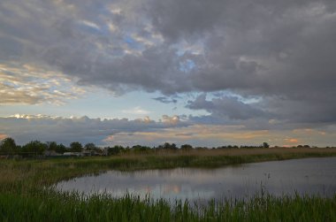 Fırtınadan önce sakin ol. Korolevka köyü, Ukrayna'nın Novomoskovsk ilçesi.
