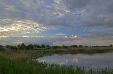 Fırtınadan önce sakin ol. Korolevka köyü, Ukrayna'nın Novomoskovsk ilçesi.
