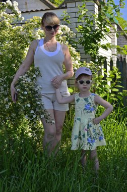 Anne ve kızı ile çiçekler.