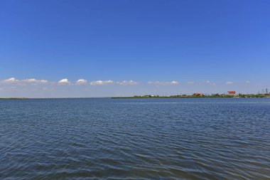 Deniz koyunda sakin. Berdyansk Spit, Azak Denizi'nin kuzeyinde, Berdyansk Körfezi'ni denizden ayıran bir konumda yer alır. Şu anda, Berdyansk Spit Berdyansk şehir sınırları bulunmaktadır.