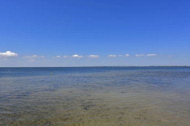 Deniz koyunda sakin. Berdyansk Spit, Azak Denizi'nin kuzeyinde, Berdyansk Körfezi'ni denizden ayıran bir konumda yer alır. Şu anda, Berdyansk Spit Berdyansk şehir sınırları bulunmaktadır.