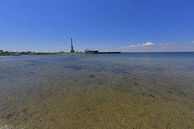 Deniz koyunda sakin. Berdyansk Spit, Azak Denizi'nin kuzeyinde, Berdyansk Körfezi'ni denizden ayıran bir konumda yer alır. Şu anda, Berdyansk Spit Berdyansk şehir sınırları bulunmaktadır.