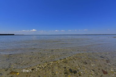 Deniz koyunda sakin. Berdyansk Spit, Azak Denizi'nin kuzeyinde, Berdyansk Körfezi'ni denizden ayıran bir konumda yer alır. Şu anda, Berdyansk Spit Berdyansk şehir sınırları bulunmaktadır.