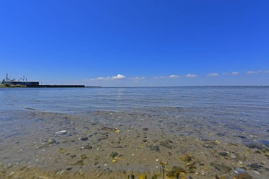 Deniz koyunda sakin. Berdyansk Spit, Azak Denizi'nin kuzeyinde, Berdyansk Körfezi'ni denizden ayıran bir konumda yer alır. Şu anda, Berdyansk Spit Berdyansk şehir sınırları bulunmaktadır.
