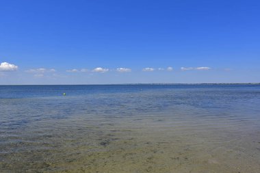 Deniz koyunda sakin. Berdyansk Spit, Azak Denizi'nin kuzeyinde, Berdyansk Körfezi'ni denizden ayıran bir konumda yer alır. Şu anda, Berdyansk Spit Berdyansk şehir sınırları bulunmaktadır.