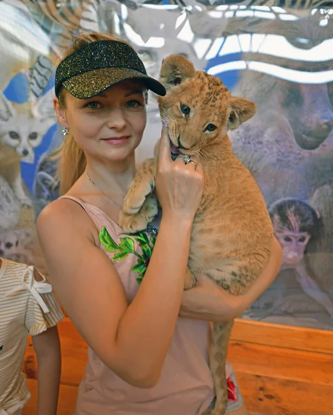 Mulher Brincando Com Filhotes Leão Zoológico — Fotografia de Stock