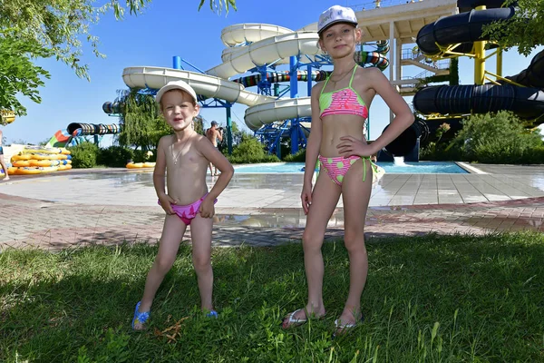 Los Niños Juguetean Mar — Foto de Stock