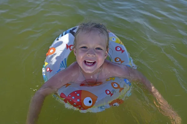 Enfants Frolic Dans Mer — Photo