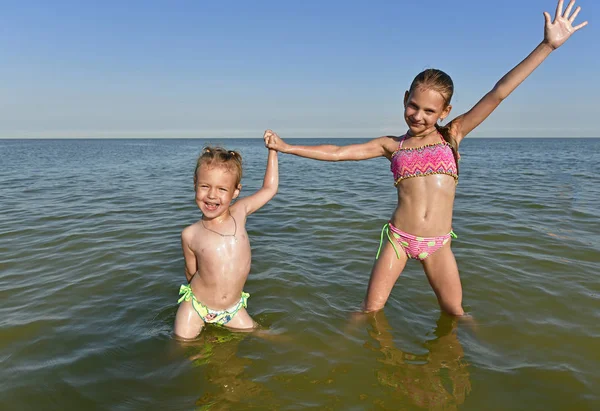 Los Niños Juguetean Mar — Foto de Stock