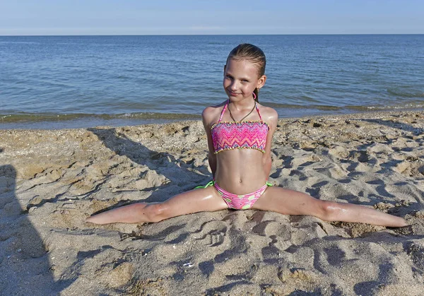 子供たちは海の中でうろつく — ストック写真