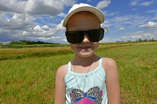 Belo Retrato Uma Menina Rindo — Fotografia de Stock