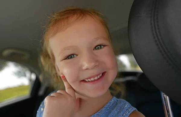 Prachtig Portret Van Een Lachend Klein Meisje — Stockfoto