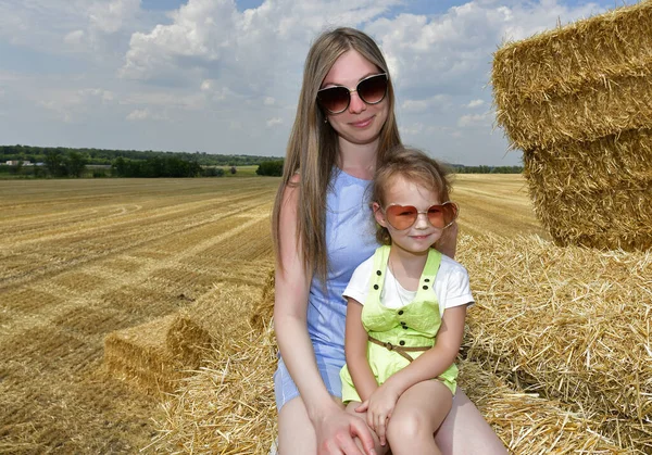 Családi Fotózás Szénapadláson Falu Maryanovka Ukrajna — Stock Fotó