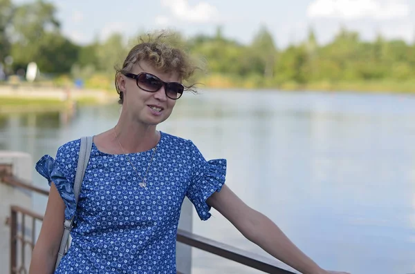 Servizio Fotografico Una Bella Donna Nel Fiore Degli Anni Passeggiata — Foto Stock