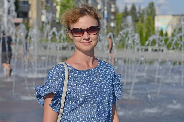 Sesión Fotos Una Mujer Hermosa Flor Vida Paseo Por Ciudad — Foto de Stock