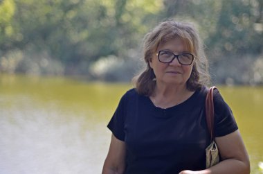 65 yaşındaki yetişkin bir kadının fotoğraf oturumu.
