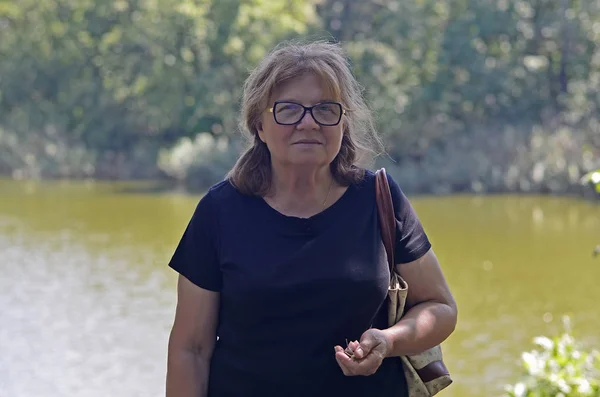 Yaşındaki Yetişkin Bir Kadının Fotoğraf Oturumu — Stok fotoğraf