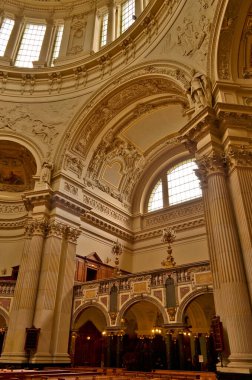 Almanya, Berlin 05 / 01 / 2013 yılı. Şehir zıt, seçici. Neredeyse her bölge uzun zamandır bağımsız bir şehirdir, kendi merkezi, mimarisi ve tuhaflığı vardır..
