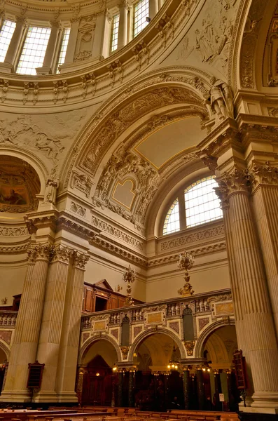 Almanya, Berlin 05 / 01 / 2013 yılı. Şehir zıt, seçici. Neredeyse her bölge uzun zamandır bağımsız bir şehirdir, kendi merkezi, mimarisi ve tuhaflığı vardır..