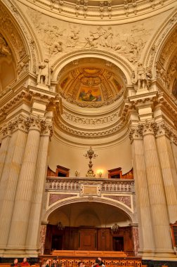 Almanya, Berlin 05 / 01 / 2013 yılı. Şehir zıt, seçici. Neredeyse her bölge uzun zamandır bağımsız bir şehirdir, kendi merkezi, mimarisi ve tuhaflığı vardır..