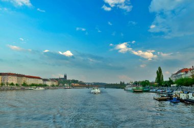 Çek Cumhuriyeti, Prag 05 / 10 / 2013. Prag, Vltava Nehri 'nin her iki kıyısında yer alır ve Yüz Spiers Şehri olarak bilinir. Şehir merkezi, renkli Barok binalarıyla çevrili Eski Şehir Meydanı 'dır..
