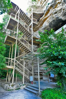 Aladzha Manastırı, Varna 'ya 15 km uzaklıkta, Golden Sands tatil beldesinin yakınlarında yer almaktadır. Manastır, münzevi Hristiyanlar tarafından uçuruma oyuldu..