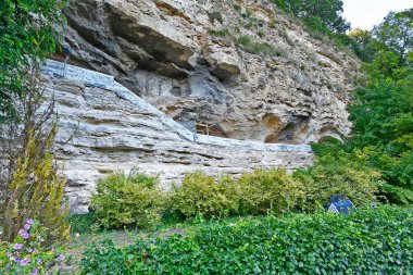 Aladzha Manastırı, Varna 'ya 15 km uzaklıkta, Golden Sands tatil beldesinin yakınlarında yer almaktadır. Manastır, münzevi Hristiyanlar tarafından uçuruma oyuldu..