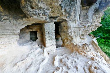 Aladzha Manastırı, Varna 'ya 15 km uzaklıkta, Golden Sands tatil beldesinin yakınlarında yer almaktadır. Manastır, münzevi Hristiyanlar tarafından uçuruma oyuldu..