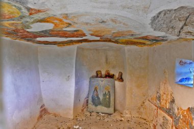 Aladzha Manastırı, Varna 'ya 15 km uzaklıkta, Golden Sands tatil beldesinin yakınlarında yer almaktadır. Manastır, münzevi Hristiyanlar tarafından uçuruma oyuldu..