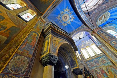 Bulgaristan, Varna 06 / 22 / 2018. Kutsal Bakire Meryem 'in Hükmü Katedrali Varna şehrindeki en büyük kilisedir. Katedral, Azizler Cyril ve Methodius meydanındaki şehir merkezinde yer almaktadır..