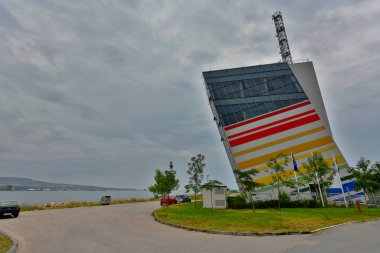 Bulgaristan Varna 06 / 27 / 2018. Asparuhov köprüsü Varna Devnya kanalı üzerinden geçerek Varna Gölü 'nü Karadeniz' e bağlar. Bu, Bulgaristan 'daki en uzun yapı..