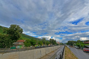 Bulgaristan, küçük bir kasaba Provadiya 06 / 29 / 2018. Avrupa 'daki ilk kentsel yerleşim yeri, çocuklu aileler için popüler bir tatil beldesidir. Nehrin kıyısında sessiz, kayalık bir yer..