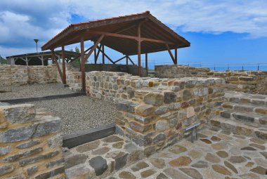 St. Athanas 'ın pelerinindeki modern kaplıca kasabası Byala' da, arkeolojik kazıların devam ettiği geç dönem antik bir kalenin kalıntıları yer alıyor..