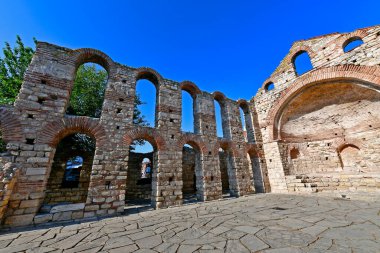 Bulgaristan, Nessebar 06 / 25 / 2018. Bulgar kenti Burgaz kentinin kuzeyindeki kayalık bir yarımadada yer alıyor. Avrupa 'nın en eski şehirlerinden biri. Nessebar UNESCO Dünya Mirasları Listesine dahil edildi.