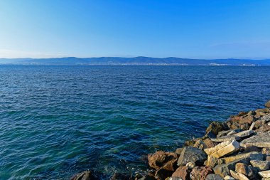 Nessebar Bulgar kenti Burgaz kentinin kuzeyindeki kayalık bir yarımadada yer alıyor. Avrupa 'nın en eski şehirlerinden biri. Nessebar UNESCO Dünya Mirasları Listesine dahil edildi.