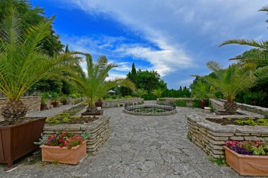 Güney Dobrudja 'daki Bulgar Karadeniz kıyısındaki Balchik Sarayı. Resmi adı Sessiz Yuva Sarayı. Bu bölge Romanya 'ya aitken, Edinburgh Kraliçesi Mary' nin ihtiyaçları için inşa edildi..