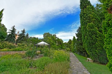 Güney Dobrudja 'daki Bulgar Karadeniz kıyısındaki Balchik Sarayı. Resmi adı Sessiz Yuva Sarayı. Bu bölge Romanya 'ya aitken, Edinburgh Kraliçesi Mary' nin ihtiyaçları için inşa edildi..
