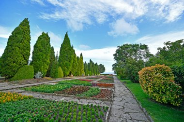 Güney Dobrudja 'daki Bulgar Karadeniz kıyısındaki Balchik Sarayı. Resmi adı Sessiz Yuva Sarayı. Bu bölge Romanya 'ya aitken, Edinburgh Kraliçesi Mary' nin ihtiyaçları için inşa edildi..