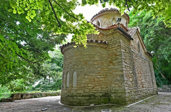 Güney Dobrudja 'daki Bulgar Karadeniz kıyısındaki Balchik Sarayı. Resmi adı Sessiz Yuva Sarayı. Bu bölge Romanya 'ya aitken, Edinburgh Kraliçesi Mary' nin ihtiyaçları için inşa edildi..