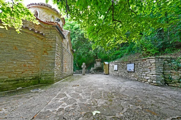 Güney Dobrudja 'daki Bulgar Karadeniz kıyısındaki Balchik Sarayı. Resmi adı Sessiz Yuva Sarayı. Bu bölge Romanya 'ya aitken, Edinburgh Kraliçesi Mary' nin ihtiyaçları için inşa edildi..