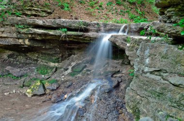 Sahra manastırı kompleksi bir kaya manastırı, antik taş kiliseler, ek binalar ve birkaç ek bina içerir. Manastır aktif, sadece turistler tarafından değil, Ortodoks hacılar tarafından da ziyaret ediliyor..