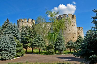Moldova, Soroca kenti 05 / 02 / 2012 yılı. Soroka kalesi mükemmel korunmuş, yuvarlak bir şekli var. Dört yuvarlak kule ve beşinci giriş kare..