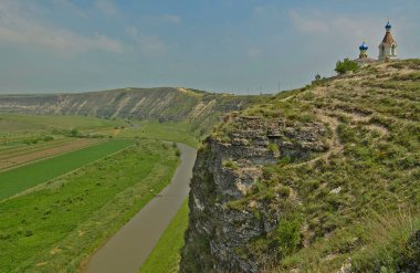 Yaşlı Orhei Moldova 'nın doğal ve kültürel rezervlerinde tarihi ve arkeolojik bir komplekstir. Kompleksin toprakları eşsiz bir manzaraya sahiptir: alan Reut Nehri 'nin kıvrımlarında yer alan tepeler ve düzlükler üzerindedir..