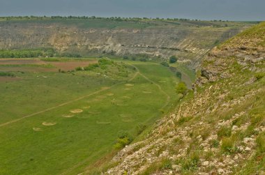 Yaşlı Orhei Moldova 'nın doğal ve kültürel rezervlerinde tarihi ve arkeolojik bir komplekstir. Kompleksin toprakları eşsiz bir manzaraya sahiptir: alan Reut Nehri 'nin kıvrımlarında yer alan tepeler ve düzlükler üzerindedir..