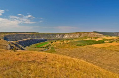 Yaşlı Orhei Moldova 'nın doğal ve kültürel rezervlerinde tarihi ve arkeolojik bir komplekstir. Kompleksin toprakları eşsiz bir manzaraya sahiptir: alan Reut Nehri 'nin kıvrımlarında yer alan tepeler ve düzlükler üzerindedir..