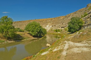 Yaşlı Orhei Moldova 'nın doğal ve kültürel rezervlerinde tarihi ve arkeolojik bir komplekstir. Kompleksin toprakları eşsiz bir manzaraya sahiptir: alan Reut Nehri 'nin kıvrımlarında yer alan tepeler ve düzlükler üzerindedir..
